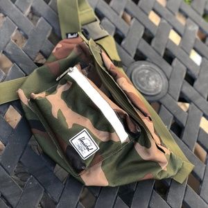 herschel seventeen hip pack camo